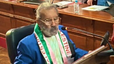 El concejal Antonio Barba Jiménez durante una sesión en el pleno del Ayuntamiento de Sanlúcar de Barrameda.