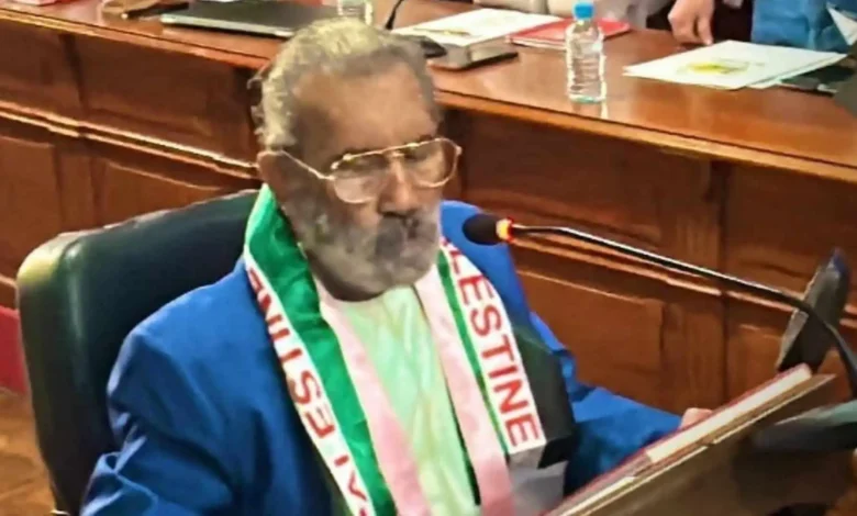 El concejal Antonio Barba Jiménez durante una sesión en el pleno del Ayuntamiento de Sanlúcar de Barrameda.