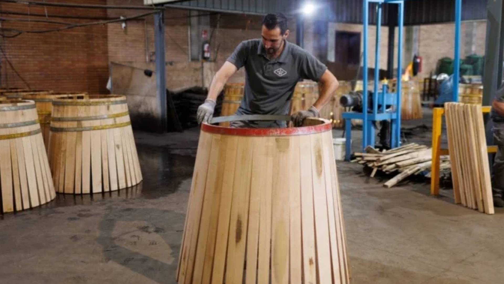 Maestro tonelero trabajando en la construcción de botas y barriles de madera en una tonelería de Jerez de la Frontera.