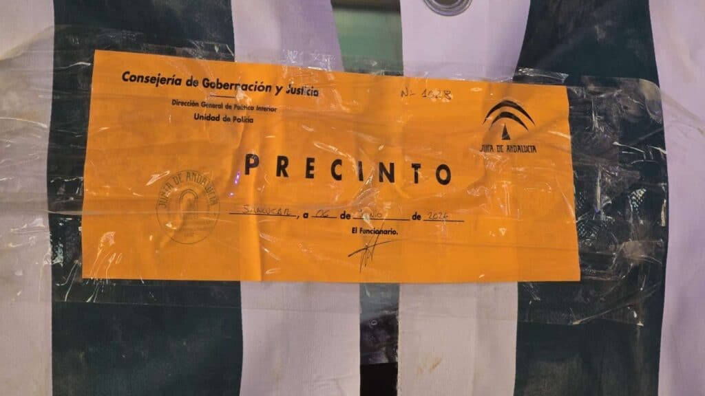 Precinto de la Unidad de Policía de la Junta de Andalucía en la caseta Overbooking de la Feria de la Manzanilla.