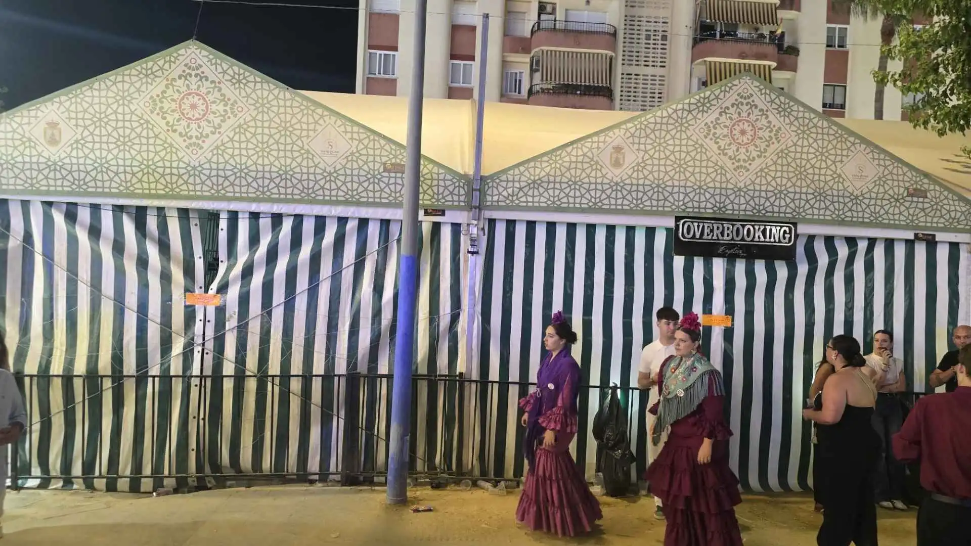 Fachada cerrada de la caseta Overbooking con precinto policial en la Feria de la Manzanilla.