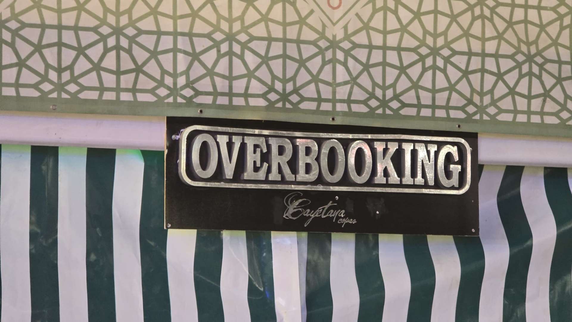Letrero oficial de la caseta Overbooking de la Feria de la Manzanilla en Sanlúcar de Barrameda.