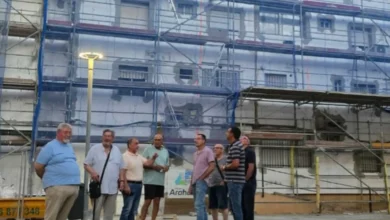 Obras de rehabilitación de Icovesa en Jerez con vecinos analizando las reformas.