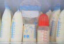 Bolsas y biberones de leche materna almacenados para donación a bebés prematuros.