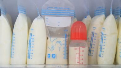Bolsas y biberones de leche materna almacenados para donación a bebés prematuros.