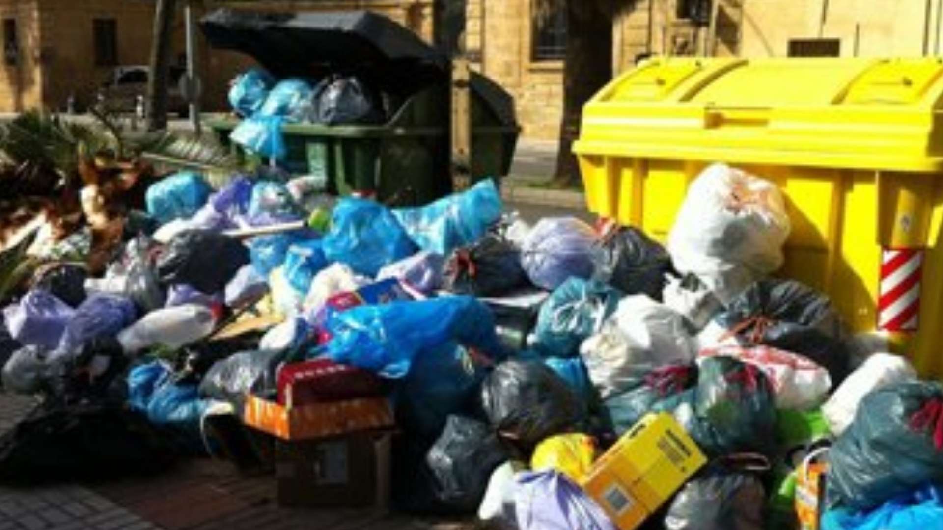 Contenedores desbordados y bolsas de basura acumuladas en la vía pública en Jerez.