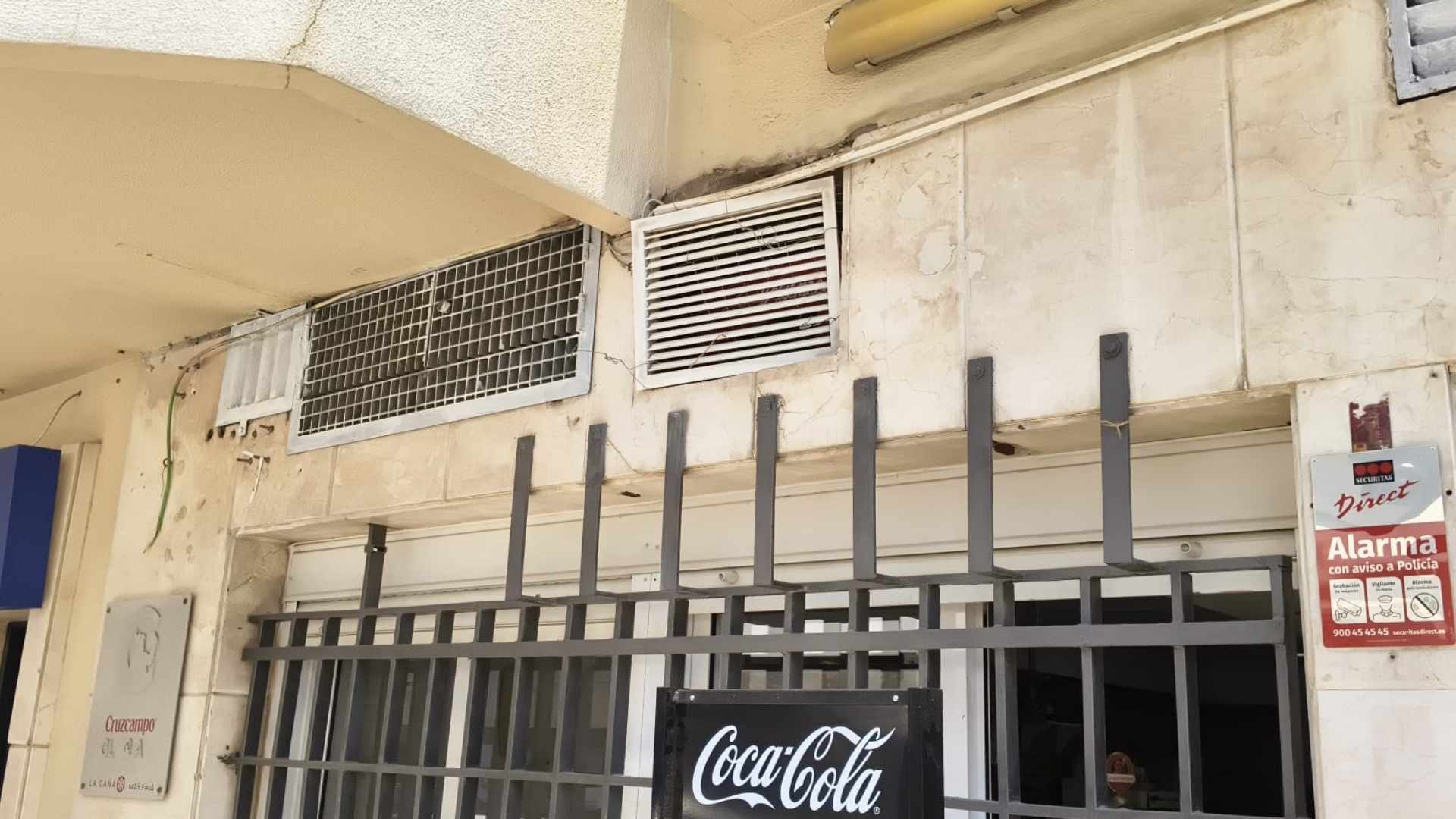 Conducto del aire acondicionado dañado en el Bar Entretapas de Jerez tras un intento de robo.