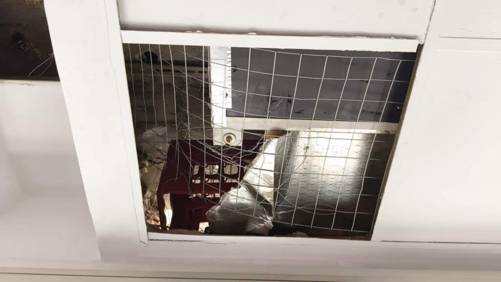 Techo interior destrozado por el acceso de los ladrones en el Bar Entretapas en Jerez.