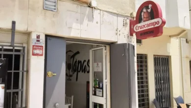 Fachada principal y cartel exterior del Bar Entretapas en Jerez de la Frontera.