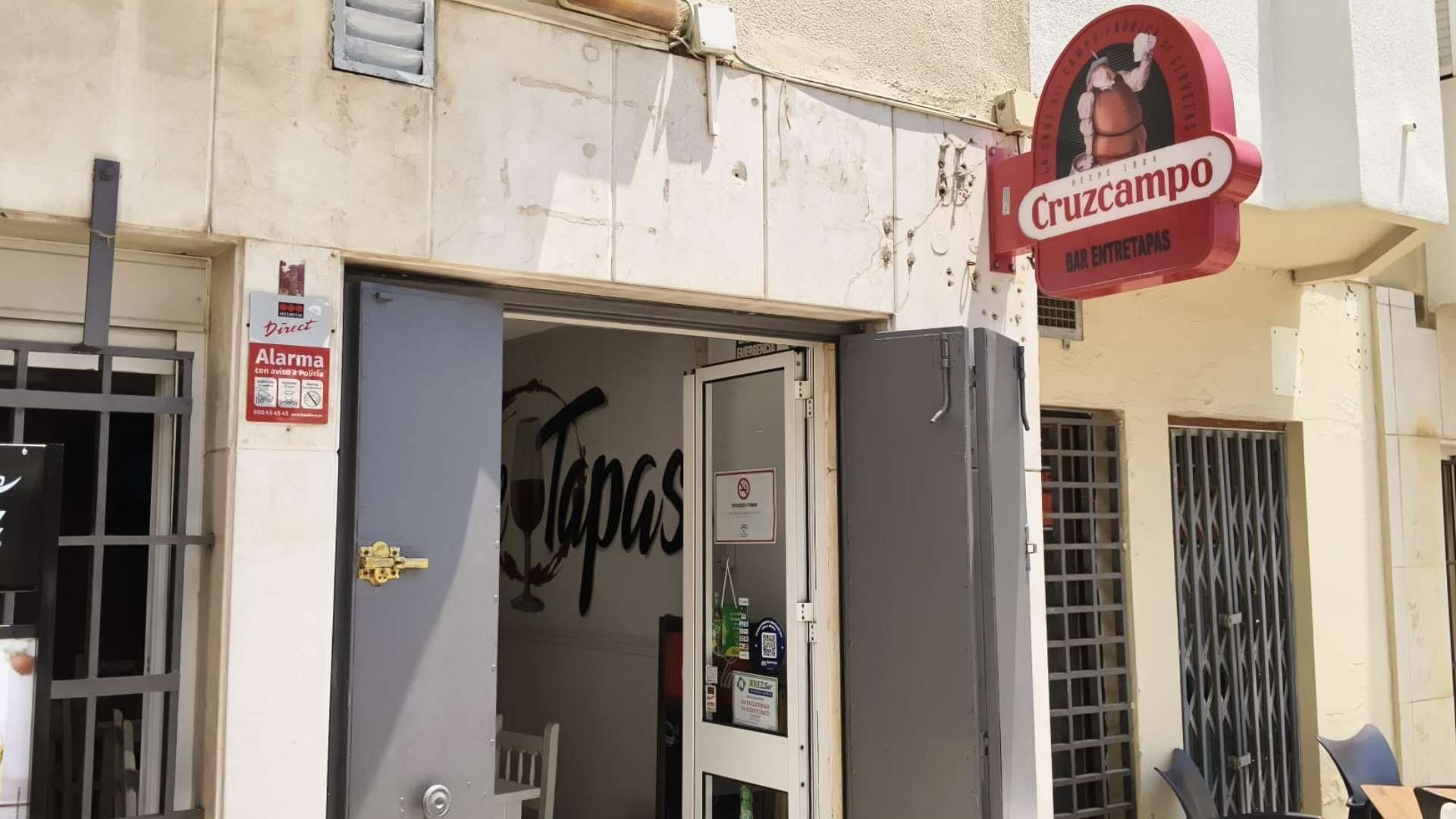 Fachada principal y cartel exterior del Bar Entretapas en Jerez de la Frontera.