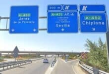 Cartel informativo de las autovías A-480 hacia Jerez y Chipiona y A-471 hacia Sevilla.