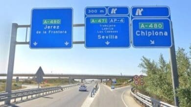 Cartel informativo de las autovías A-480 hacia Jerez y Chipiona y A-471 hacia Sevilla.