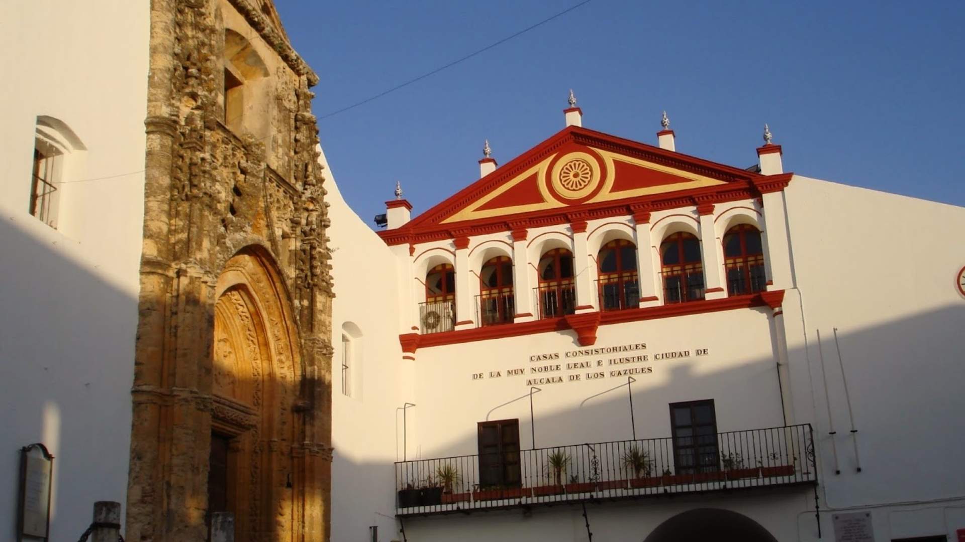 Fachada de la iglesia de San Jorge en Alcalá de los Gazules, localidad donde robaron en el ayuntamiento.