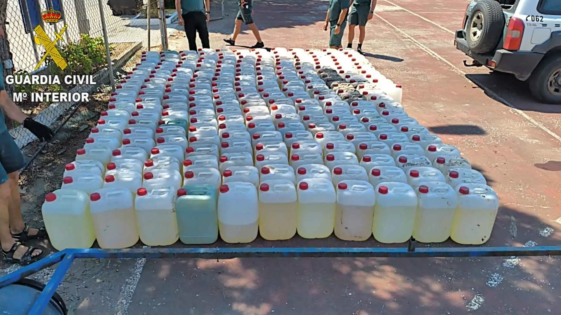 Centenas de petacas de gasolina incautadas por la Guardia Civil de Cádiz en una operación contra la narcologística.