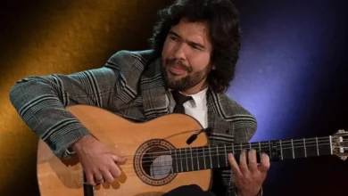Miguel Salado, guitarrista flamenco, tocando la guitarra en una actuación.