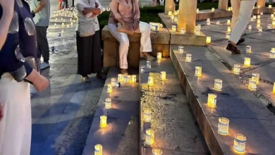 Personas junto a velas encendidas durante la X Noche de las Candelas de Aspanido en Jerez.