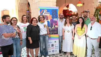 Representantes y colaboradores junto al cartel del Orgullo LGTBIQAP+ 2026 en Jerez de la Frontera.