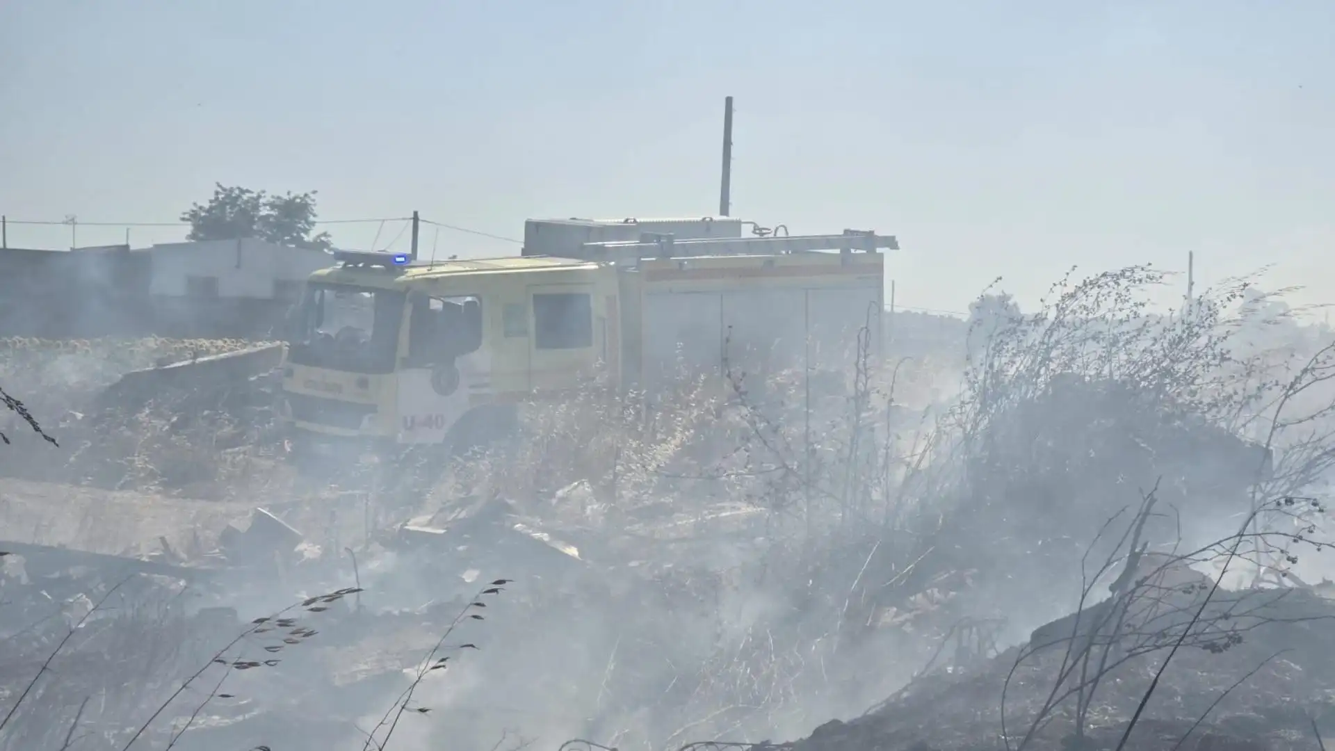 Camión de bomberos realizando labores de extinción en un incendio en la carretera entre San José Obrero y Guadalcacín.