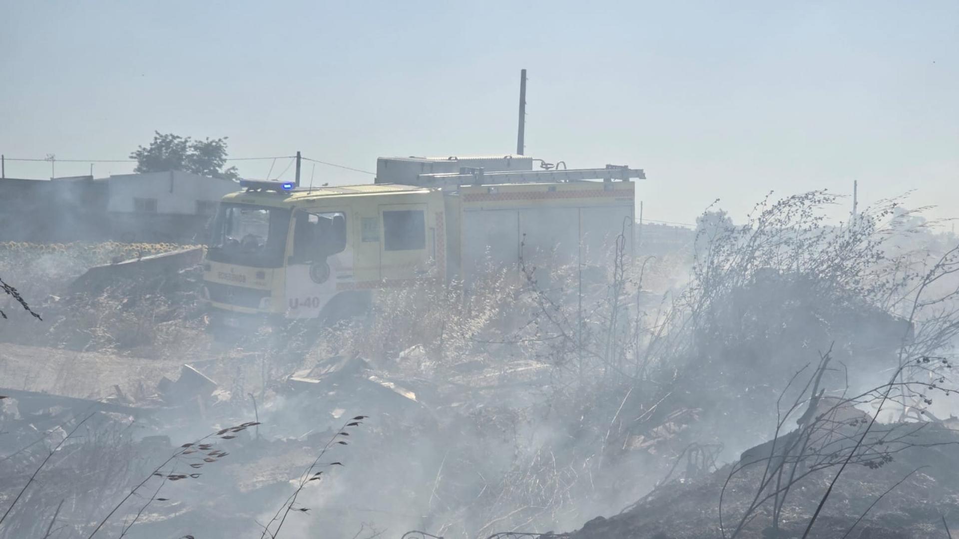 Camión de bomberos realizando labores de extinción en un incendio en la carretera entre San José Obrero y Guadalcacín.