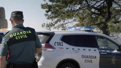 Agente de la Guardia Civil junto a un vehículo patrulla durante una operación contra productos falsificados en Cádiz.