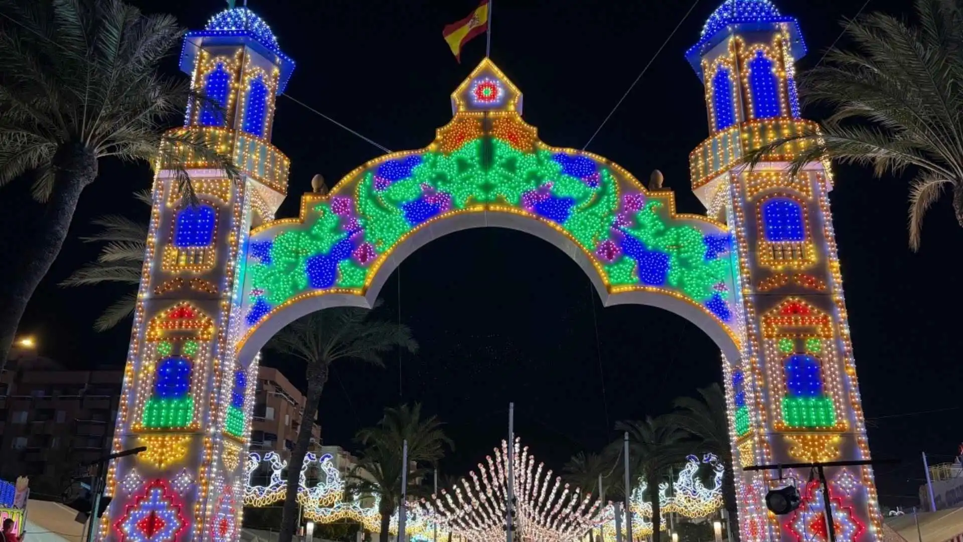 Portada iluminada de la Feria de la Manzanilla 2026 en Sanlúcar de Barrameda con luces LED.