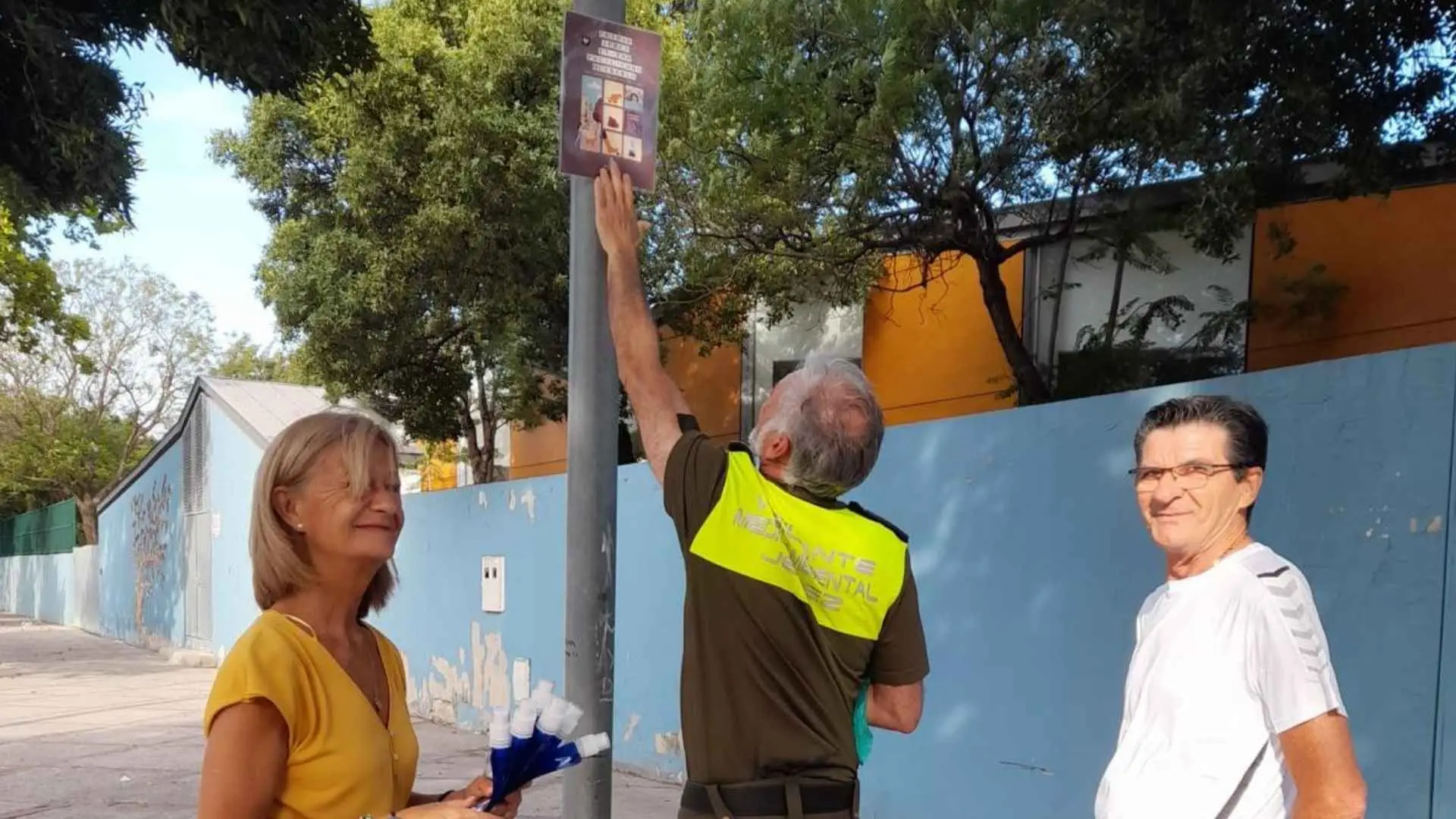 Delegada de Protección Animal y agente medioambiental informando sobre la tenencia responsable de mascotas y limpieza de vía pública en Jerez.