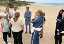 Víctor Mora, portavoz del PSOE de Sanlúcar, reuniéndose con vecinos de las barriadas de los Marineros y Andalucía en la playa para tratar su estado de abandono.