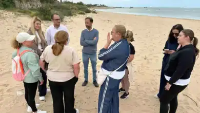Víctor Mora, portavoz del PSOE de Sanlúcar, reuniéndose con vecinos de las barriadas de los Marineros y Andalucía en la playa para tratar su estado de abandono.
