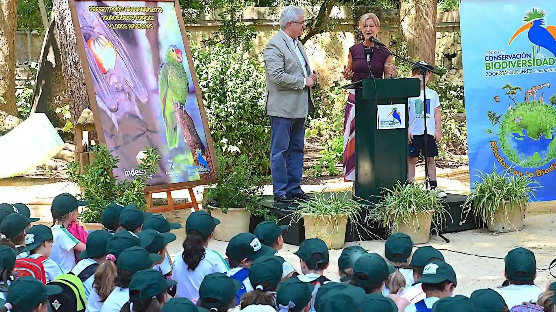 Presentación del apadrinamiento de loros y murciélagos en el Zoobotánico de Jerez con patrocinio de Indeso.