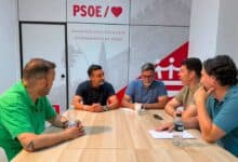 Reunión del Grupo Municipal Socialista con representantes del sindicato SILJE sobre el conflicto laboral en el servicio de limpieza de Jerez.