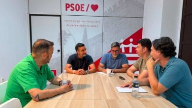 Reunión del Grupo Municipal Socialista con representantes del sindicato SILJE sobre el conflicto laboral en el servicio de limpieza de Jerez.