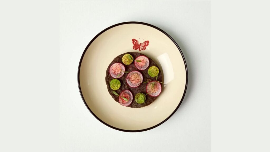 Plato de alta cocina presentado por la chef Karime López en su propuesta gastronómica creativa.