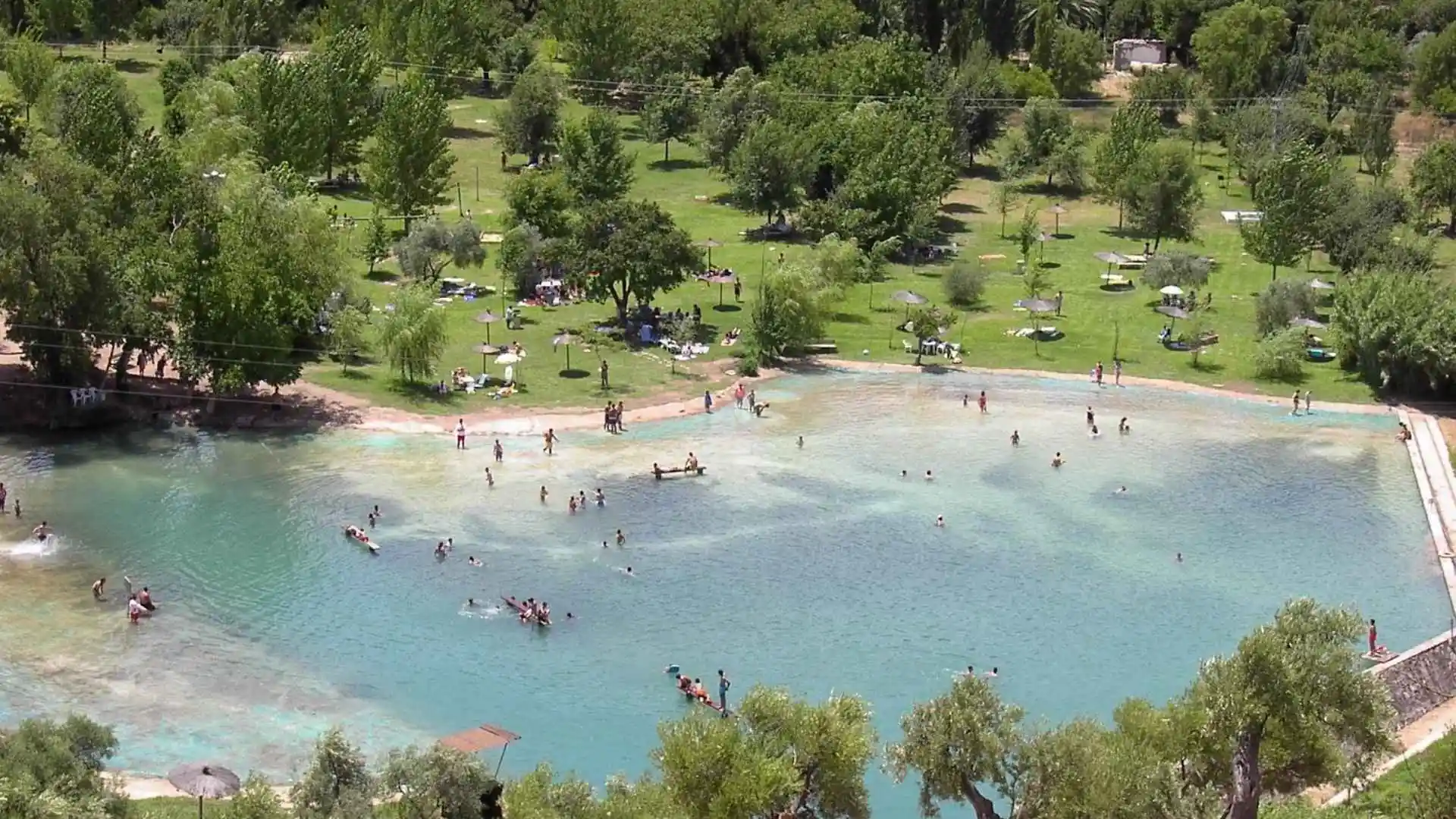 Vista aérea del Área Recreativa Arroyomolinos con su playa artificial en la Sierra de Grazalema.