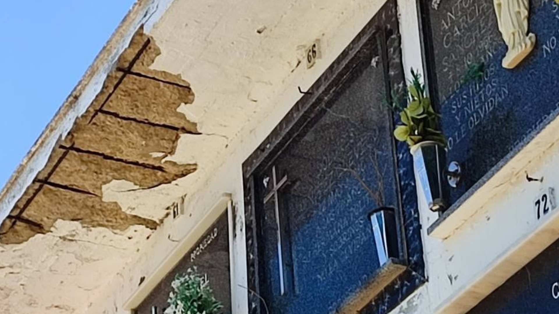 Estado de abandono y ruina en nichos del cementerio de Jerez de la Frontera.