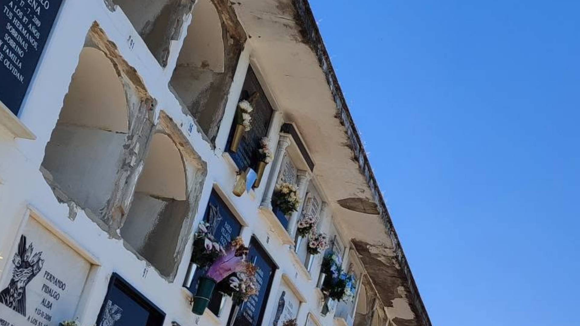 Estado ruinoso de nichos y techos desconchados en el cementerio de Jerez de la Frontera.