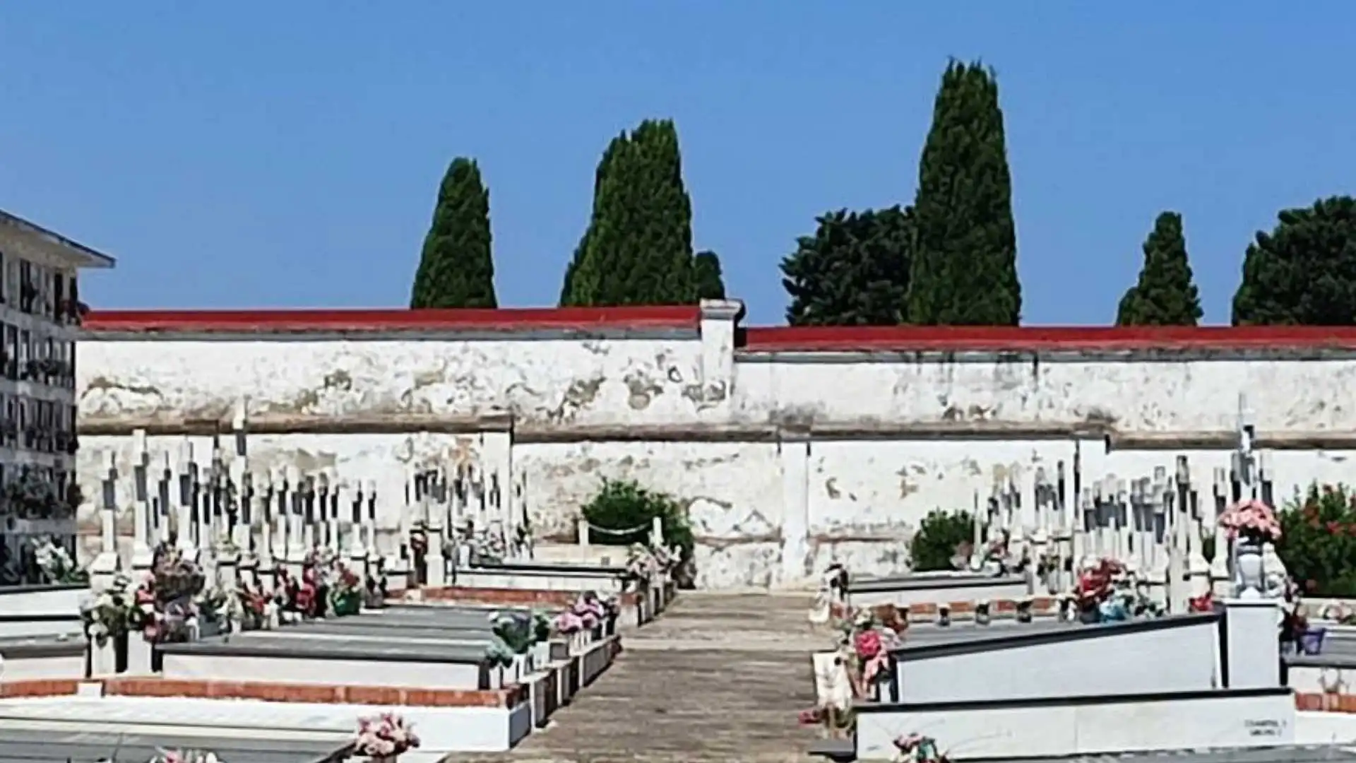 Muros perimetrales y estado de abandono en el cementerio de Jerez.