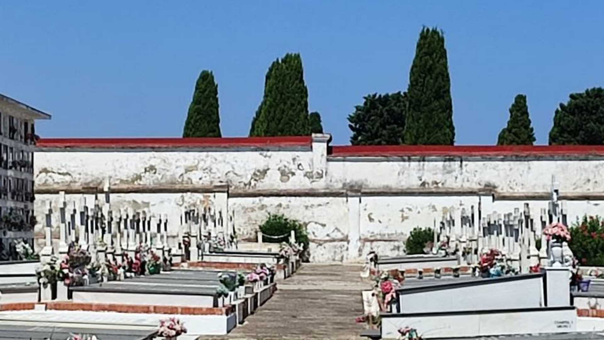 Muros perimetrales y estado de abandono en el cementerio de Jerez.