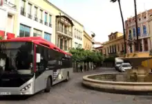 Autobús de COMUJESA circulando en el centro de Jerez de la Frontera.