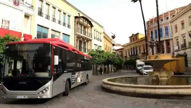 Autobús de COMUJESA circulando en el centro de Jerez de la Frontera.