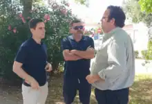 Jaime Espinar y Alejandro López supervisan el mantenimiento de parques y jardines en La Barca de la Florida.