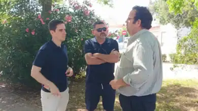 Jaime Espinar y Alejandro López supervisan el mantenimiento de parques y jardines en La Barca de la Florida.