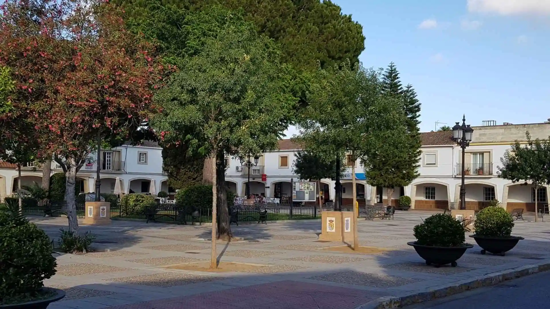 Plaza principal de Guadalcacín, Jerez de la Frontera, escenario de los delitos de daños en vehículos.