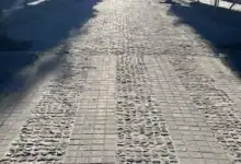 Obras de readoquinado en la calle Castilla en el barrio de Triana, Sevilla