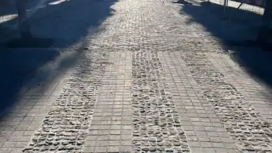 Obras de readoquinado en la calle Castilla en el barrio de Triana, Sevilla