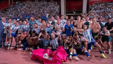 "Jugadores del Málaga CF celebrando el ascenso a Primera División en el estadio.