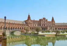 Vista panorámica de la Plaza de España en Sevilla durante una jornada de mantenimiento y conservación.