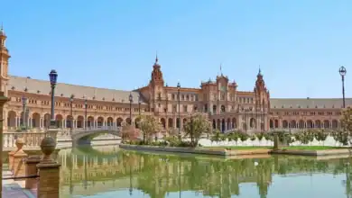 Vista panorámica de la Plaza de España en Sevilla durante una jornada de mantenimiento y conservación.