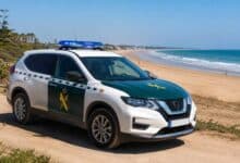 Vehículo de la Guardia Civil en la playa de La Barrosa durante una operación policial.
