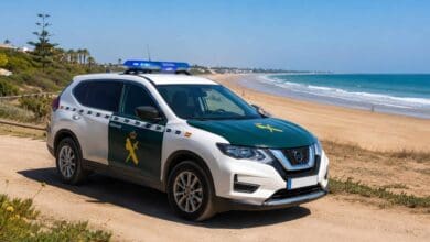 Vehículo de la Guardia Civil en la playa de La Barrosa durante una operación policial.
