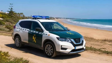 Vehículo de la Guardia Civil en la playa de La Barrosa durante una operación policial.